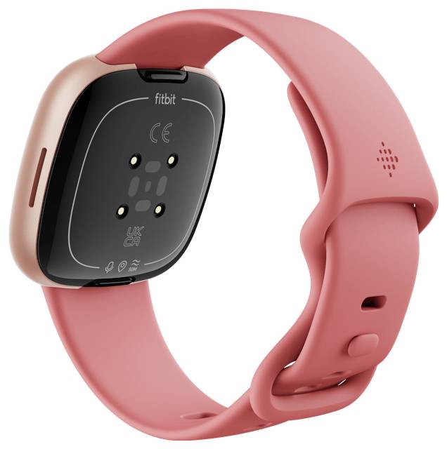 Eine roséfarbene Smartwatch mit quadratischem Zifferblatt und einem Herzfrequenzsensor auf der Rückseite, auf der der Markenname "Fitbit" zu sehen ist.