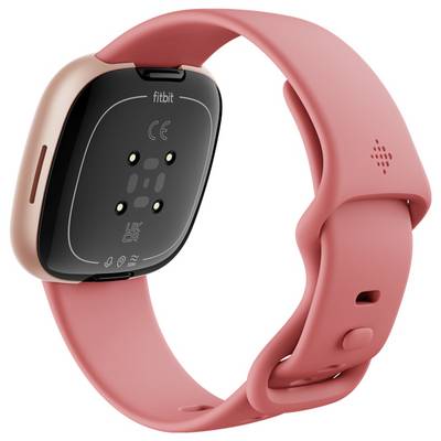 Eine roséfarbene Smartwatch mit quadratischem Zifferblatt und einem Herzfrequenzsensor auf der Rückseite, auf der der Markenname "Fitbit" zu sehen ist.