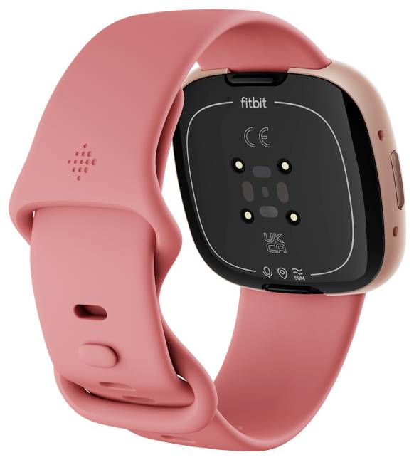 Eine roséfarbene Smartwatch mit quadratischem Display und Armband, die gedreht ist, um ihre verschiedenen Sensoren zur Gesundheitsüberwachung und den Markennamen zu zeigen.