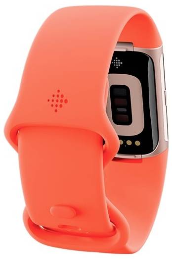 Eine helle orangefarbene Smartwatch-Armband mit einem rechteckigen, silbern veredelten elektronischen Gerät, das teilweise angebracht ist und Sensor- und Anschlussdetails zeigt.