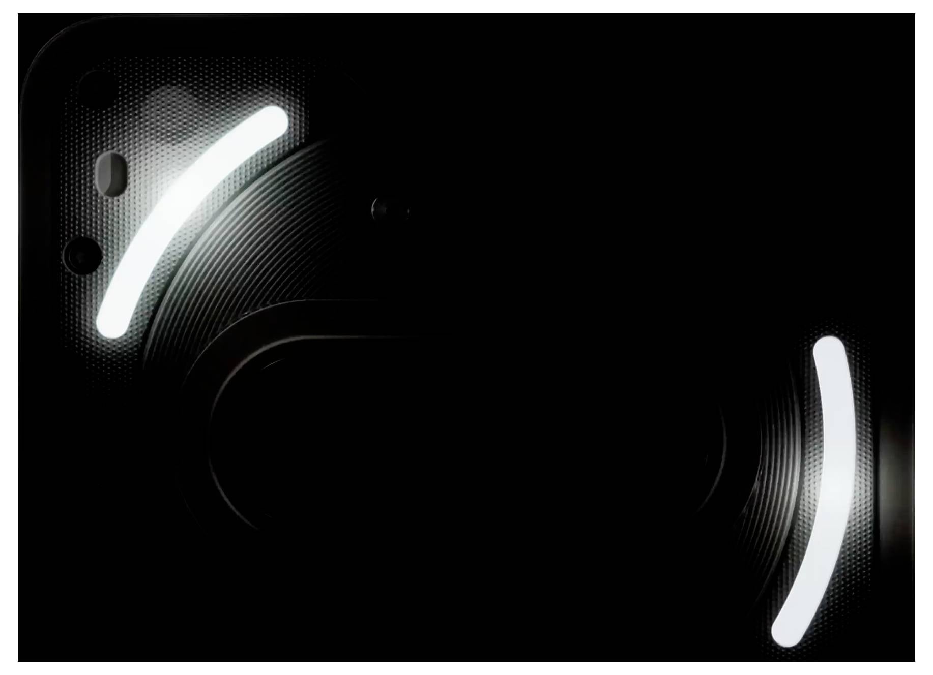 Zwei beleuchtete Bögen in einer dunklen Umgebung, möglicherweise Teil eines elektronischen Gerätedesigns. Der schwarze Hintergrund verstärkt den Leuchteffekt.