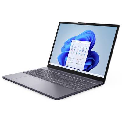 Ein schlanker, geöffneter Laptop, der das Windows 11 Startmenü auf dem Bildschirm zeigt, in einem Dreiviertelwinkel vor einem einfarbigen Hintergrund.