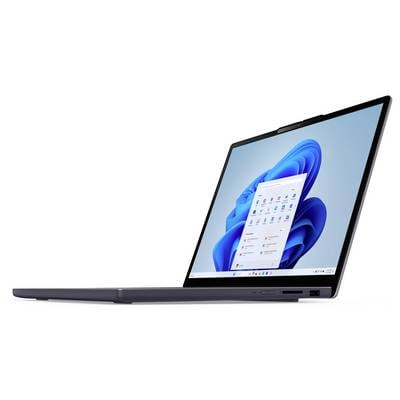Ein schlankes, modernes Laptop mit einem bunten abstrakten Design auf dem Bildschirm vor einem schlichten Hintergrund.