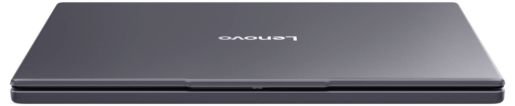 Ein geschlossener, schlanker Lenovo-Laptop mit einer dunkelgrauen Oberfläche, auf dessen Deckel mittig das Lenovo-Logo zu sehen ist.