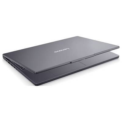 Ein teilweise geöffneter Lenovo-Laptop, von der Seite betrachtet, zeigt ein elegantes Design und minimale Dicke.