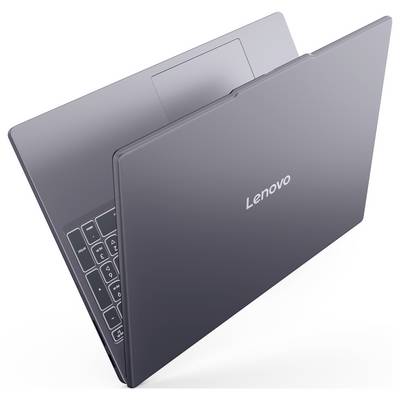 Ein teilweise geöffneter Lenovo-Laptop, von oben betrachtet, mit silberner Außenseite und sichtbarer Tastatur und Touchpad.