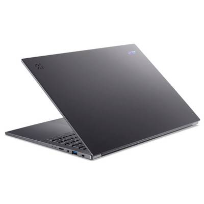 Ein schlanker, schwarzer Laptop, halb geöffnet, mit sichtbarer Tastatur und Anschlüssen an der Seite. Der Laptop steht vor einem schlichten weißen Hintergrund.