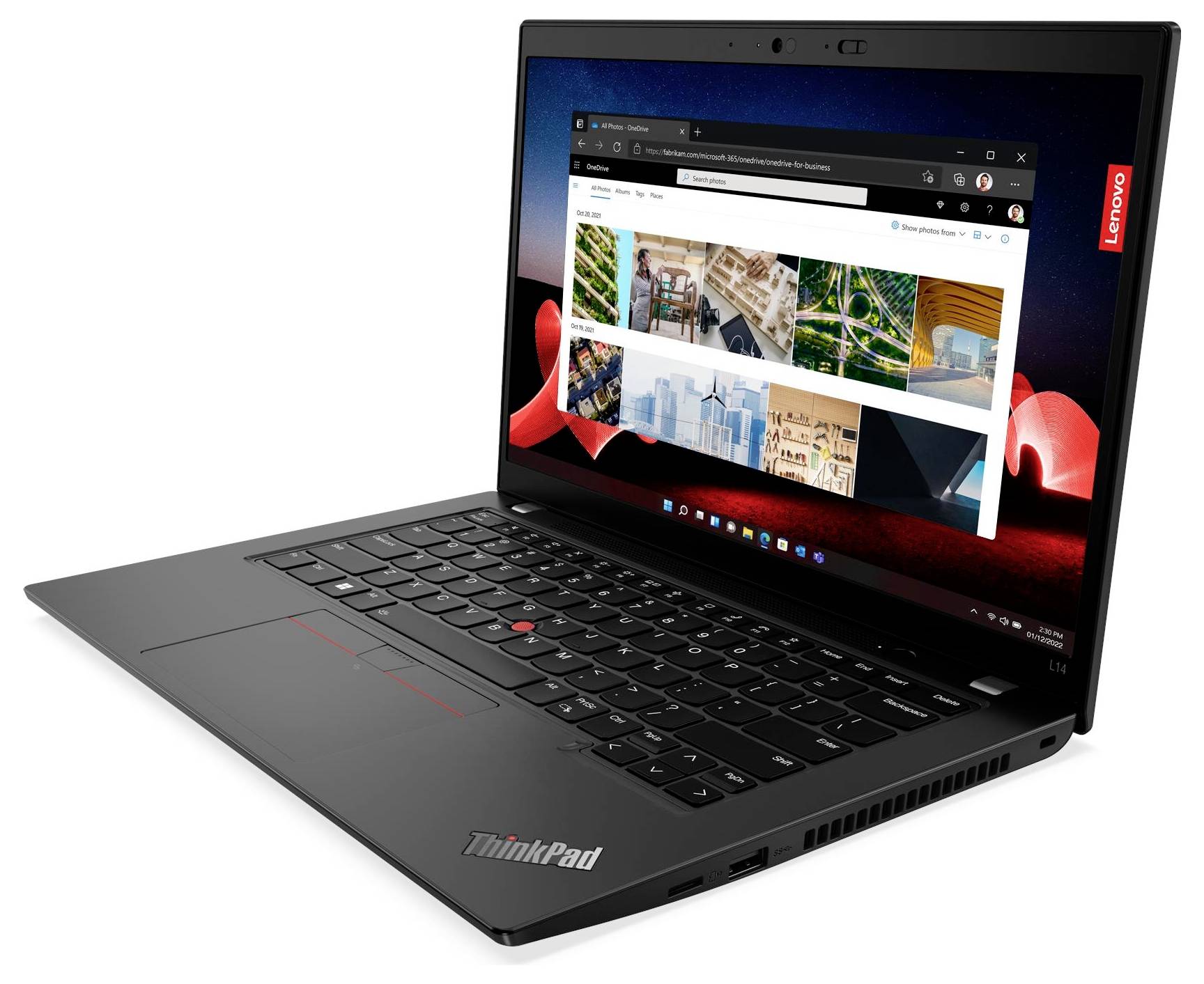 Ein schwarzer Laptop, der unter einem Winkel gezeigt wird, hat eine Website auf seinem Bildschirm geöffnet. Das Lenovo-Logo ist am Rand des Bildschirms sichtbar.