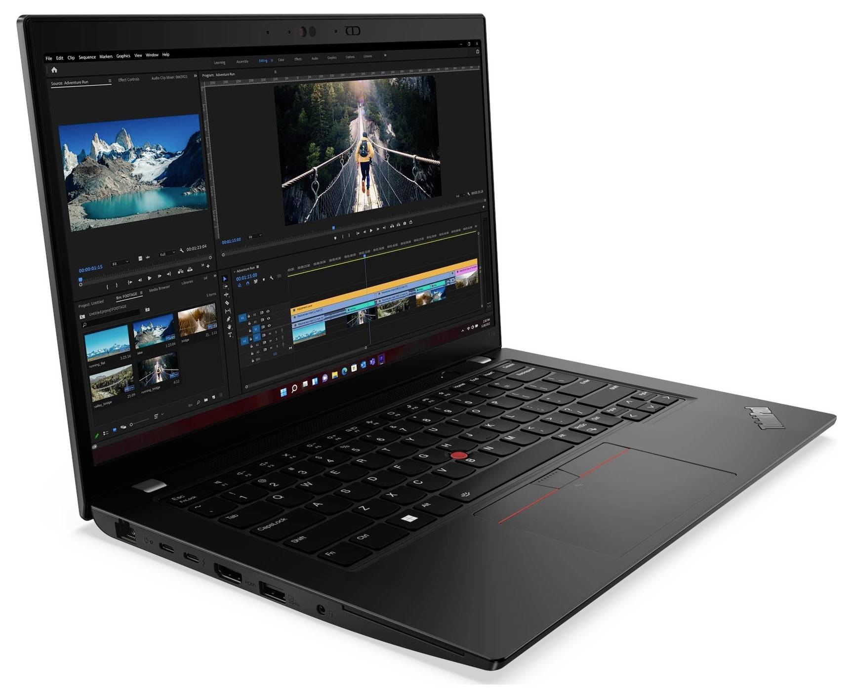 Ein Laptop, auf dessen Bildschirm Videobearbeitungssoftware zu sehen ist, mit einem laufenden Videoprojekt, das mehrere Videoclips und Zeitachsen zeigt.