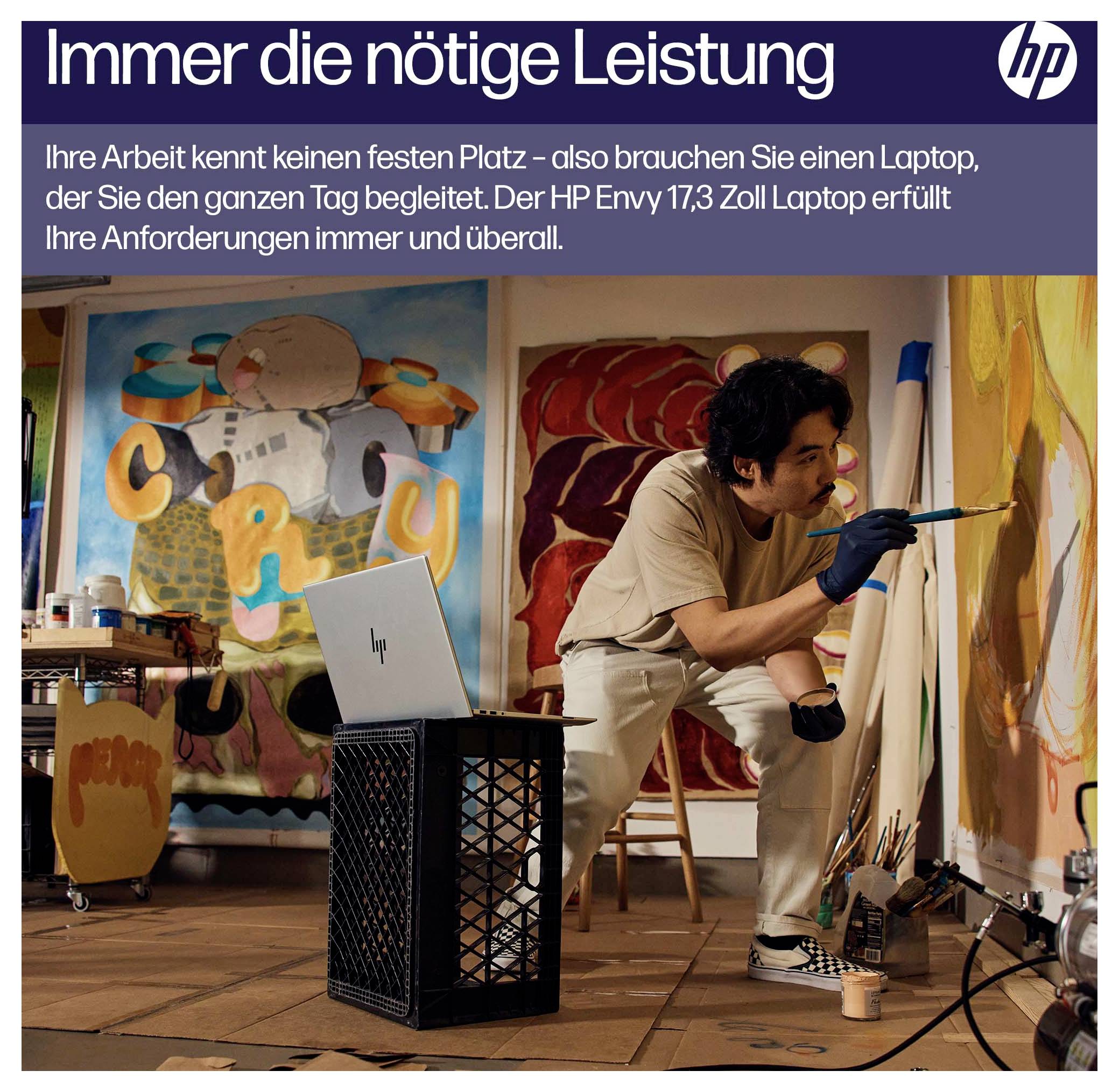 Eine Person, die in einem bunten Atelier malt, mit einem HP-Laptop auf einer Kiste. Der deutsche Text bewirbt die Vielseitigkeit des HP Envy 17,3-Zoll-Laptops.