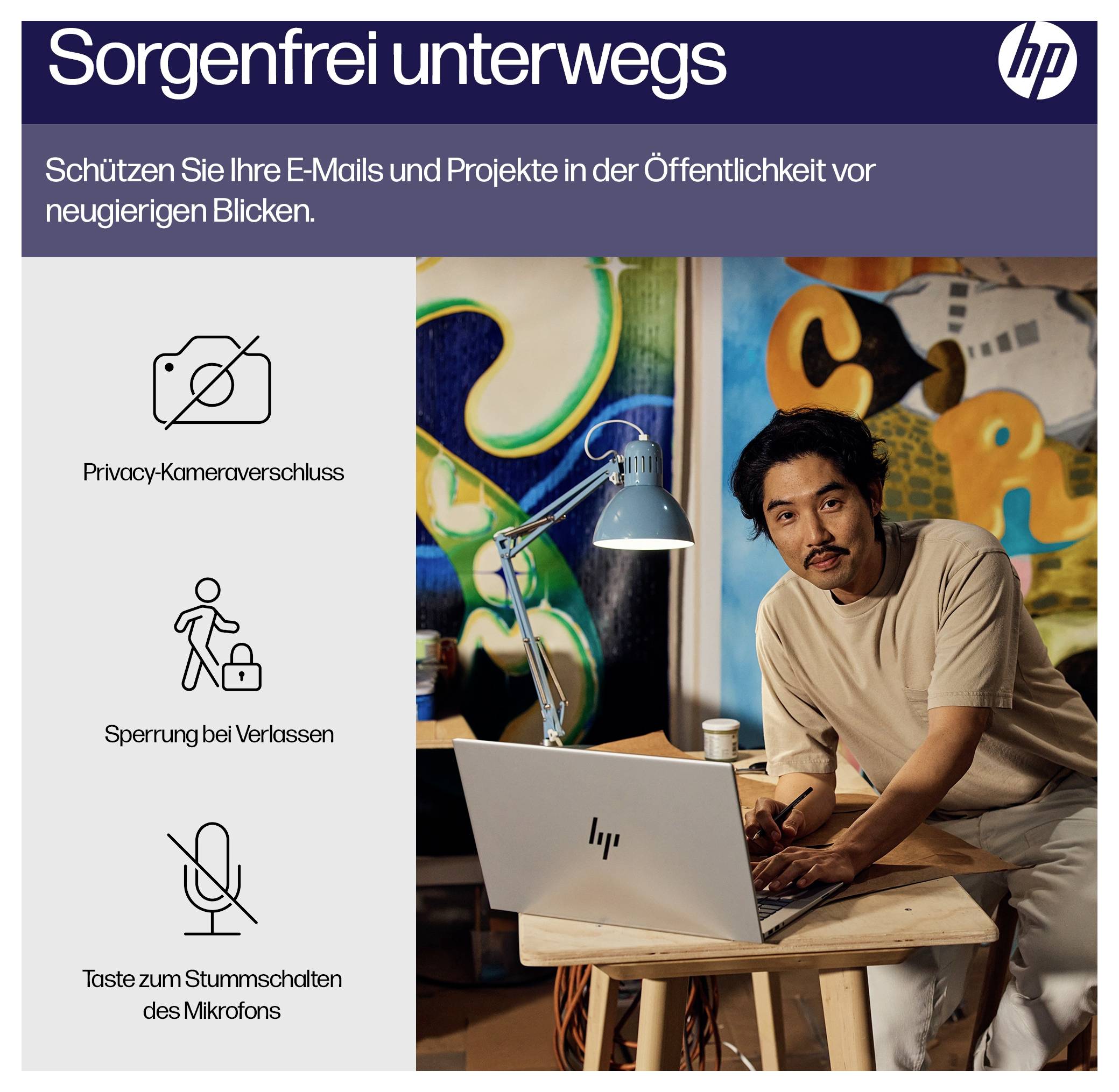 Ein Mann sitzt an einem Schreibtisch und benutzt einen HP-Laptop, umgeben von lebendiger Kunstwerken. Der Text betont Sicherheitsfunktionen wie den 'Privacy-Kameraverschluss'.
