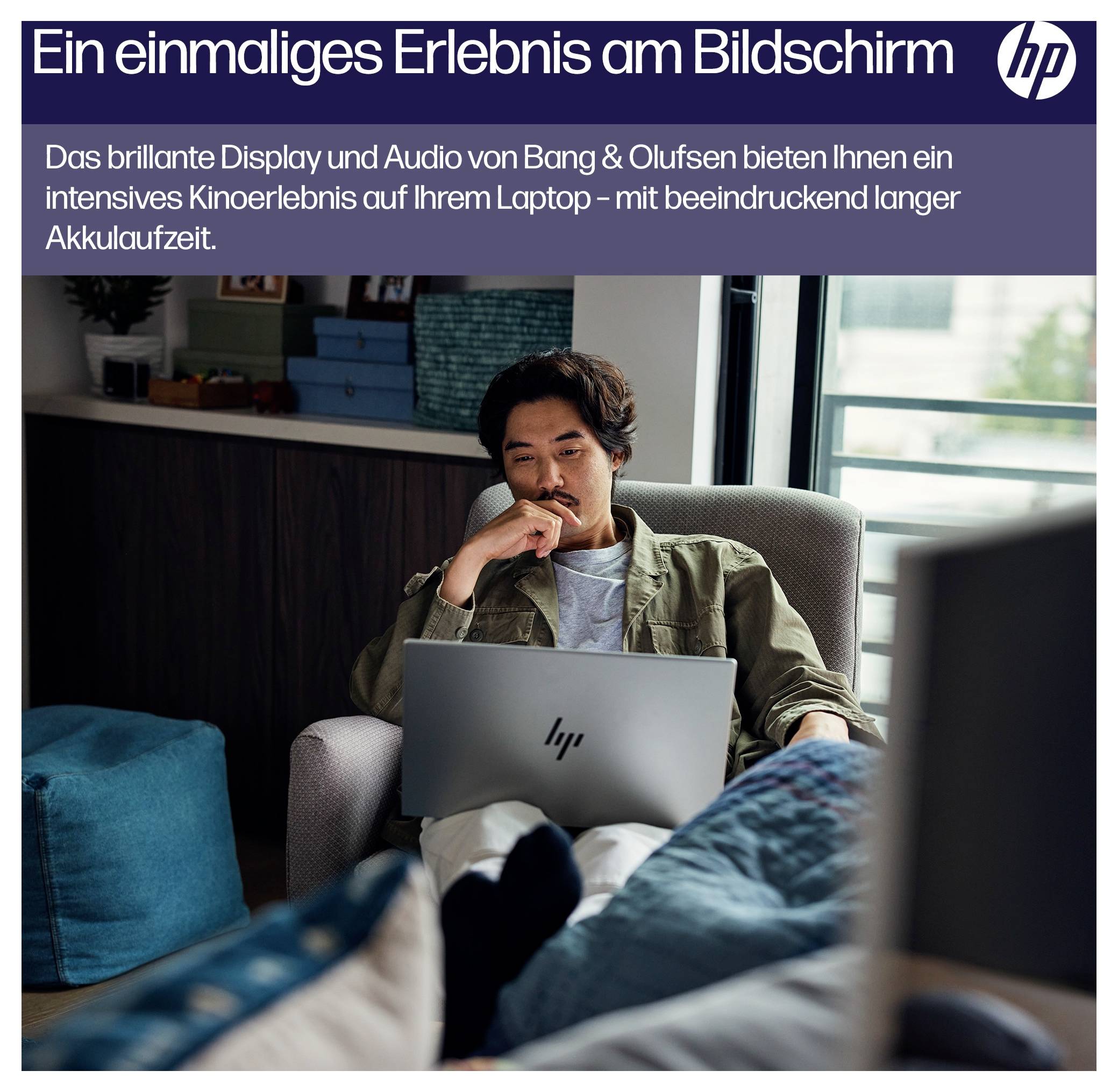 Eine Person, die auf einem Sofa sitzt und einen HP-Laptop verwendet, mit Text, der den Bildschirm des Laptops, die Audioqualität von Bang & Olufsen und die Akkulaufzeit bewirbt.
