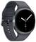 Eine elegante, moderne Smartwatch mit einer analogen Uhr, die weiße Stunden- und Minutenzeiger auf einem schwarzen Hintergrund zeigt. Das Datum liest sich als 'SAT 28'.