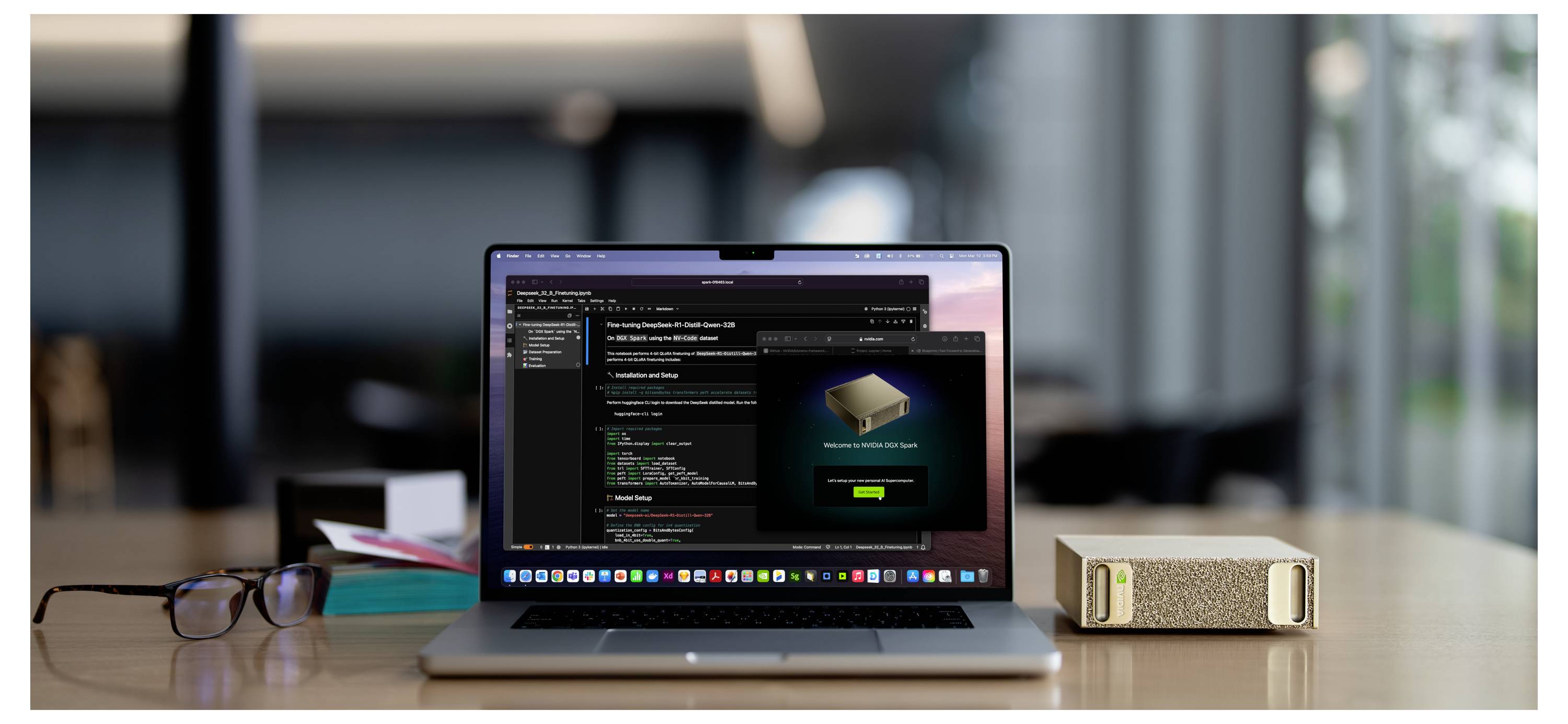 Ein Laptop auf einem Schreibtisch zeigt Softwarecode und eine Benachrichtigung "Paket installiert". In der Nähe befinden sich eine Brille, ein Ordner und eine kleine Box.