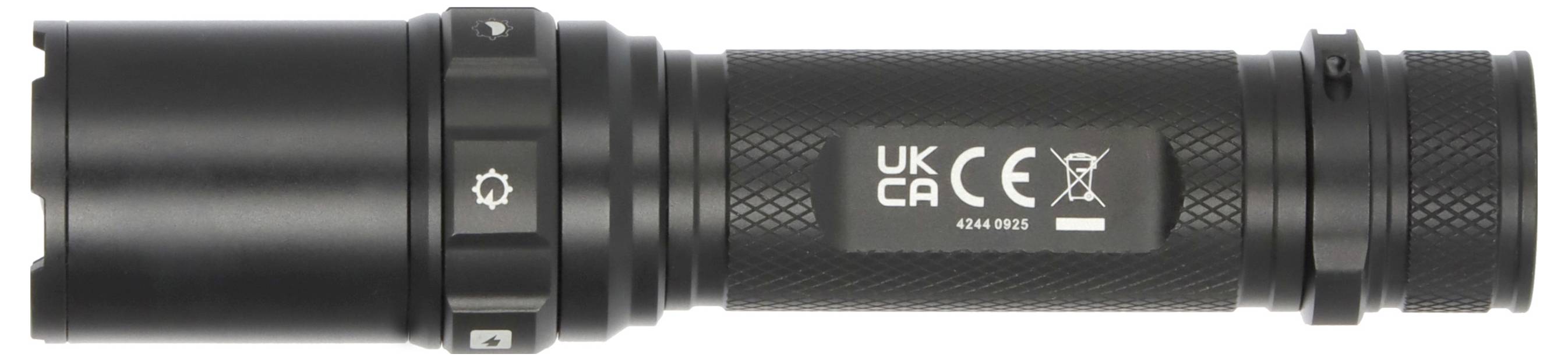 Eine schwarze Taschenlampe mit strukturiertem Griff und verschiedenen Symbolen und Zulassungsmarkierungen an der Seite.