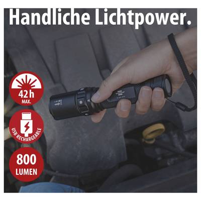 Handliche Taschenlampe in der Hand; Aufdruck: '42h max.', 'USB rechargeble' und '800 LUMEN'.
