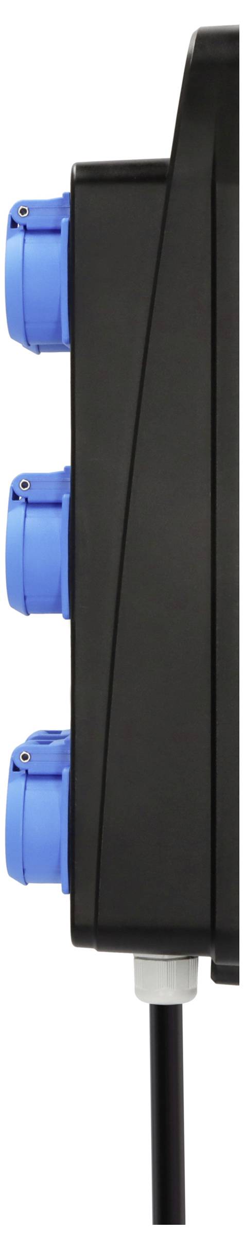 Eine Nahaufnahme von der Seite zeigt eine schwarze Elektrobox mit drei blauen Steckdosen und einem Kabel, das unten angeschlossen ist.