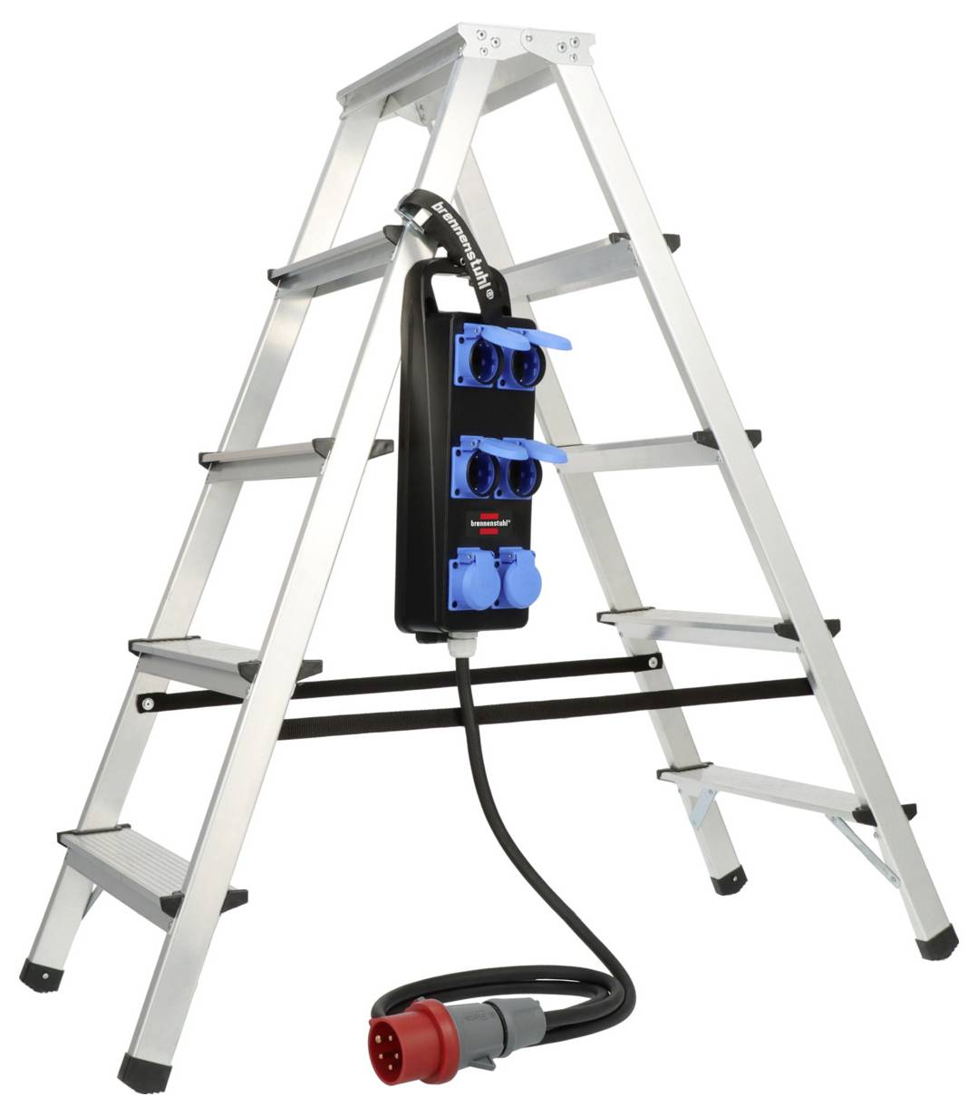 Eine Metallstehleiter, ausgestattet mit einem angebrachten Mehrfachsteckdosenleiste mit mehreren Steckdosen und einem dicken schwarzen Netzkabel, das in einen roten Stecker mündet.