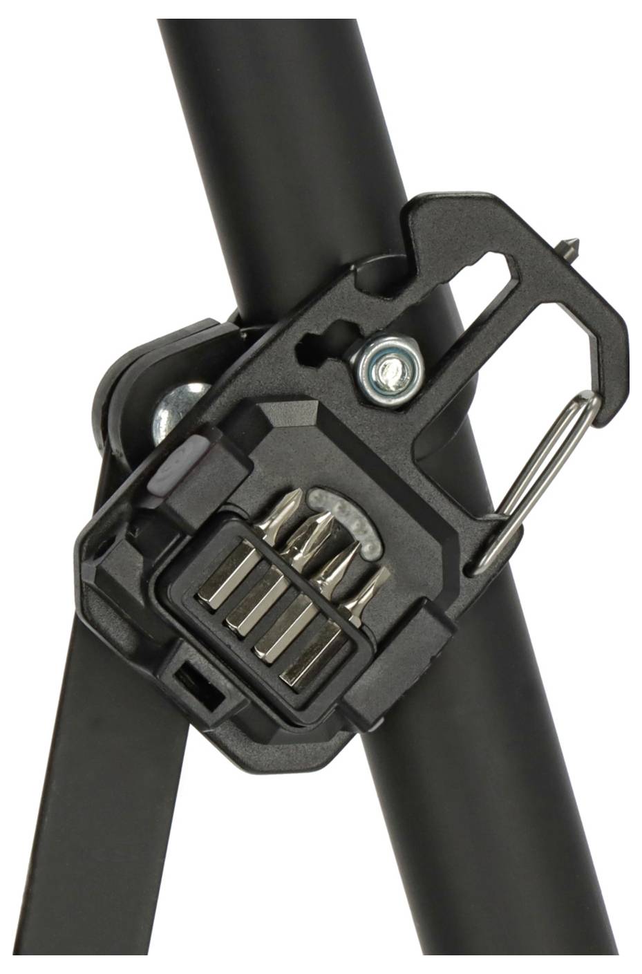 Ein Nahaufnahme einer schwarzen Karabinerhaken, der an einen Pfahl befestigt ist und einen Kombinationsschloss-Mechanismus mit sichtbaren Zahlenwählscheiben zur Sicherung aufweist.