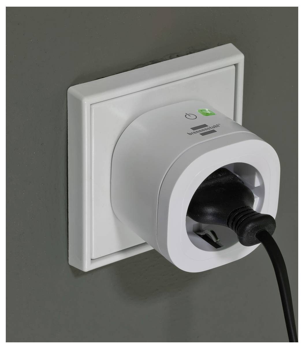 Ein intelligenter Stecker in Verwendung, in eine Wandsteckdose eingesteckt mit einem angeschlossenen Netzkabel. Ein grünes Licht zeigt an, dass das Gerät mit Strom versorgt wird.