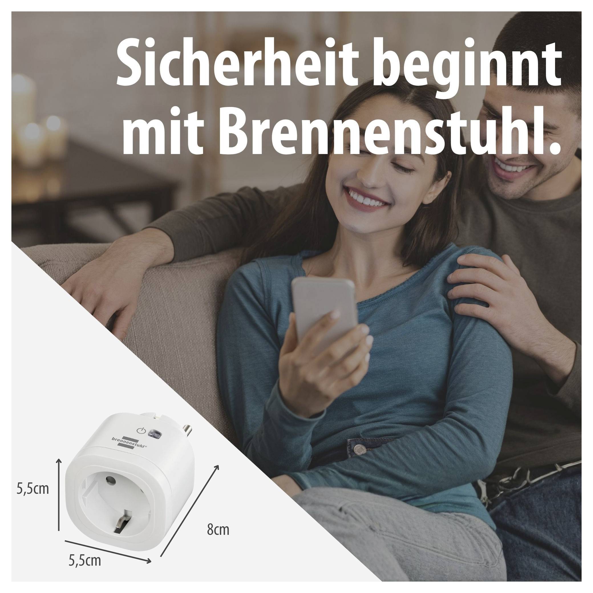 Werbebild für Brennenstuhl: lächelndes Paar auf dem Sofa mit Smartphone; unten links Produktabbildung einer Steckdose, mit Maßangaben 5,5 cm und 8 cm.