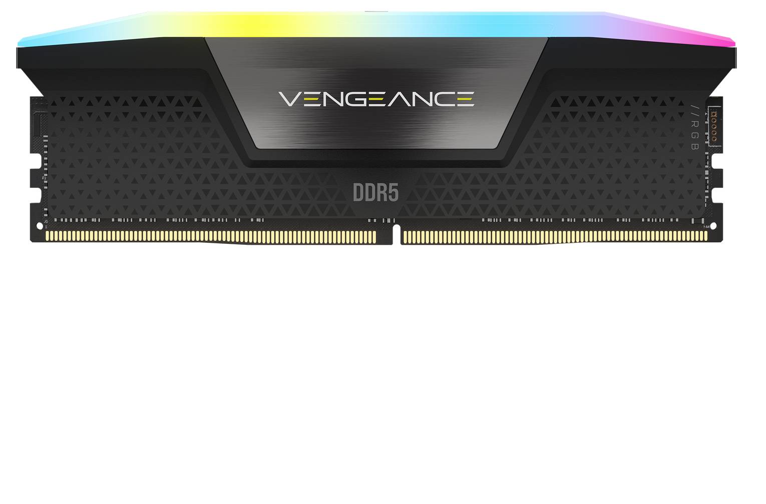 Ein schwarzes RAM-Modul mit der Beschriftung "VENGEANCE" und "DDR5", das ein dreieckiges Muster und eine beleuchtete Kante mit Farbverlauf aufweist.