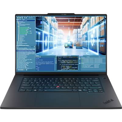 Ein Laptopbildschirm zeigt Coding-Software. Im Hintergrund ein futuristisches Lager mit einer leuchtenden Benutzeroberfläche und zahlreichen gestapelten Kisten.