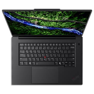 Geöffneter schwarzer Laptop mit Wald- und Flusslandschaft auf dem Bildschirm, von oben die vollständige Tastatur und das Trackpad zeigend.