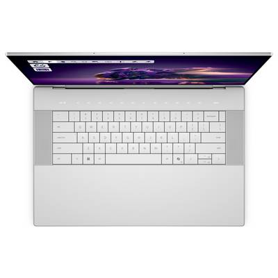 Ein silberner Laptop aus Vogelperspektive mit einer cleanen, weißen Tastatur und einem leuchtenden Bildschirm, der eine abstrakte digitale Kunstarbeit in Lila und Orange zeigt.