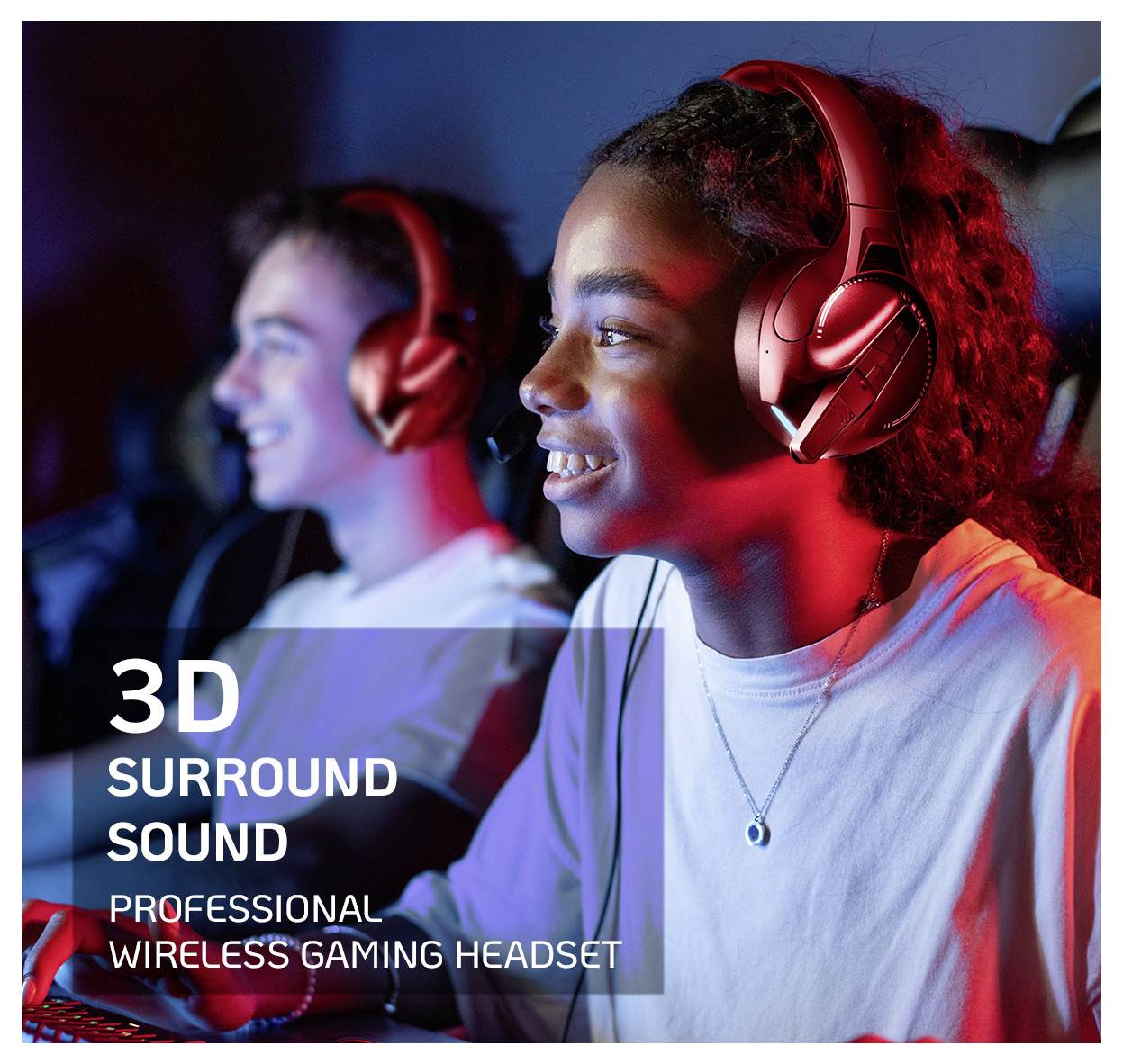 Zwei Personen mit Headsets, die lächelnd auf einen Bildschirm schauen, mit Texthervorhebungen '3D-Surround-Sound' und 'Professionelles drahtloses Gaming-Headset'.