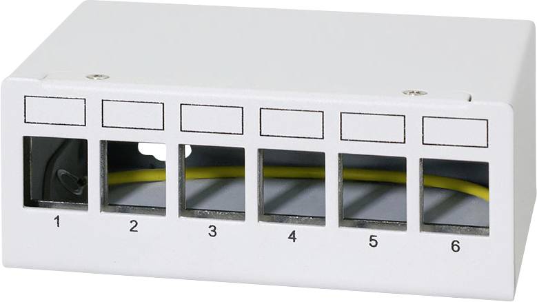 Eine weiße Netzwerk-Verteilerdose mit sechs Ethernet-Anschlüssen, die von 1 bis 6 nummeriert sind, mit einem gelben Kabel, das im Inneren angeschlossen ist.