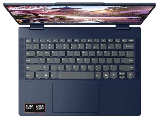 Ein geöffneter Laptop von oben. Sichtbare Tastatur und Trackpad. Aufkleber unten links zeigen Marken-Logos. Hintergrundbild zeigt eine Landschaft.