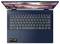 Ein geöffneter Laptop von oben. Sichtbare Tastatur und Trackpad. Aufkleber unten links zeigen Marken-Logos. Hintergrundbild zeigt eine Landschaft.