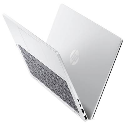 Ein offener silberner Laptop, von einem leicht erhöhten Winkel aus gesehen, der eine Tastatur und einen teilweise sichtbaren Bildschirm zeigt. Das HP-Logo ist auf dem Deckel zu erkennen.