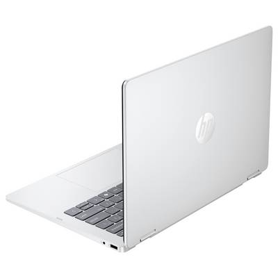 Ein schlanker silberner Laptop, teilweise geöffnet, wobei die Rückseite und Tastatur sichtbar sind, mit dem HP-Logo auf dem Deckel.