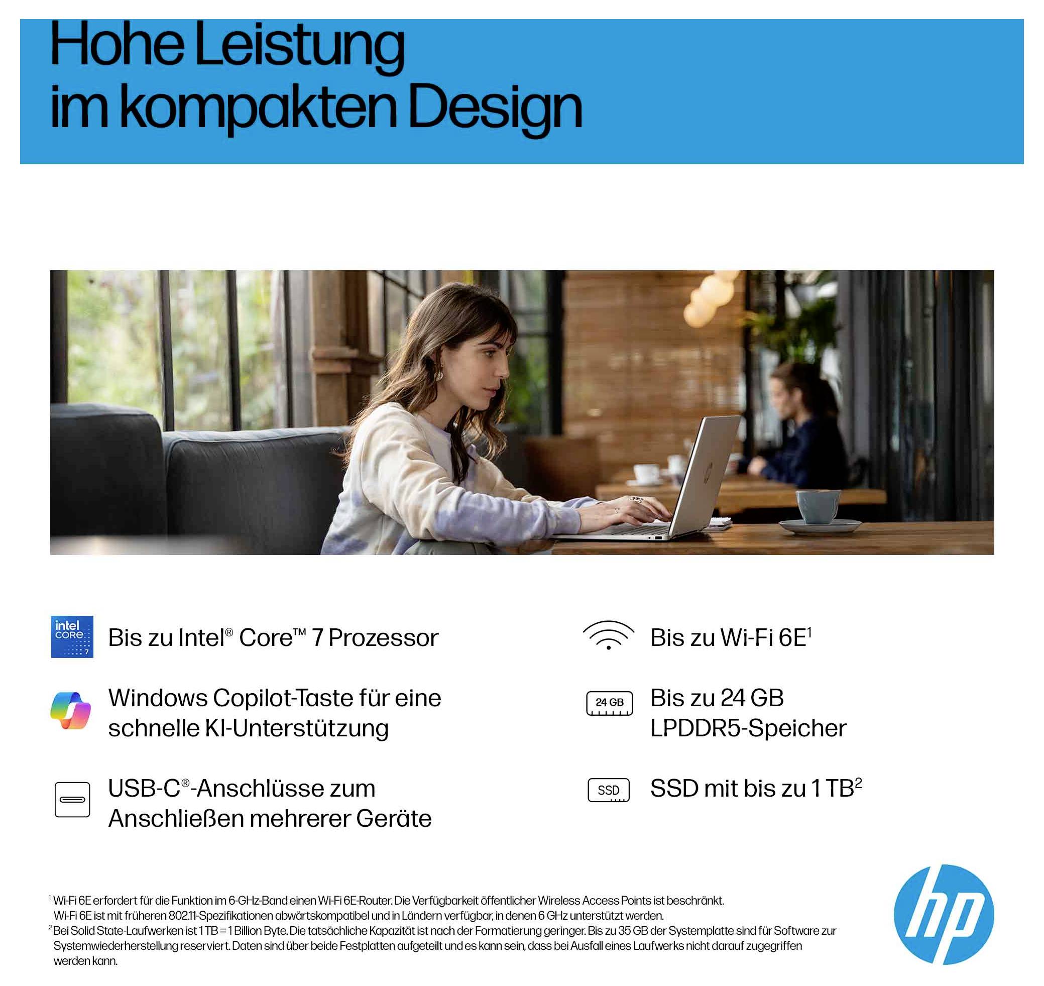 Eine Frau arbeitet an einem Laptop in einem Café. Text beschreibt Laptop-Features: Intel Core i7, Wi-Fi 6E, Windows Copilot, bis zu 24 GB RAM, 1 TB SSD.