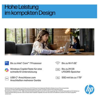 Eine Frau arbeitet an einem Laptop in einem Café. Text beschreibt Laptop-Features: Intel Core i7, Wi-Fi 6E, Windows Copilot, bis zu 24 GB RAM, 1 TB SSD.