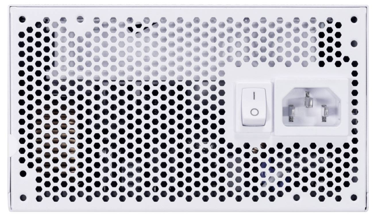 Ein weißes perforiertes Panel mit einem Lüftungsgitter, Netzschalter und dreipöligem Netzteilstecker.