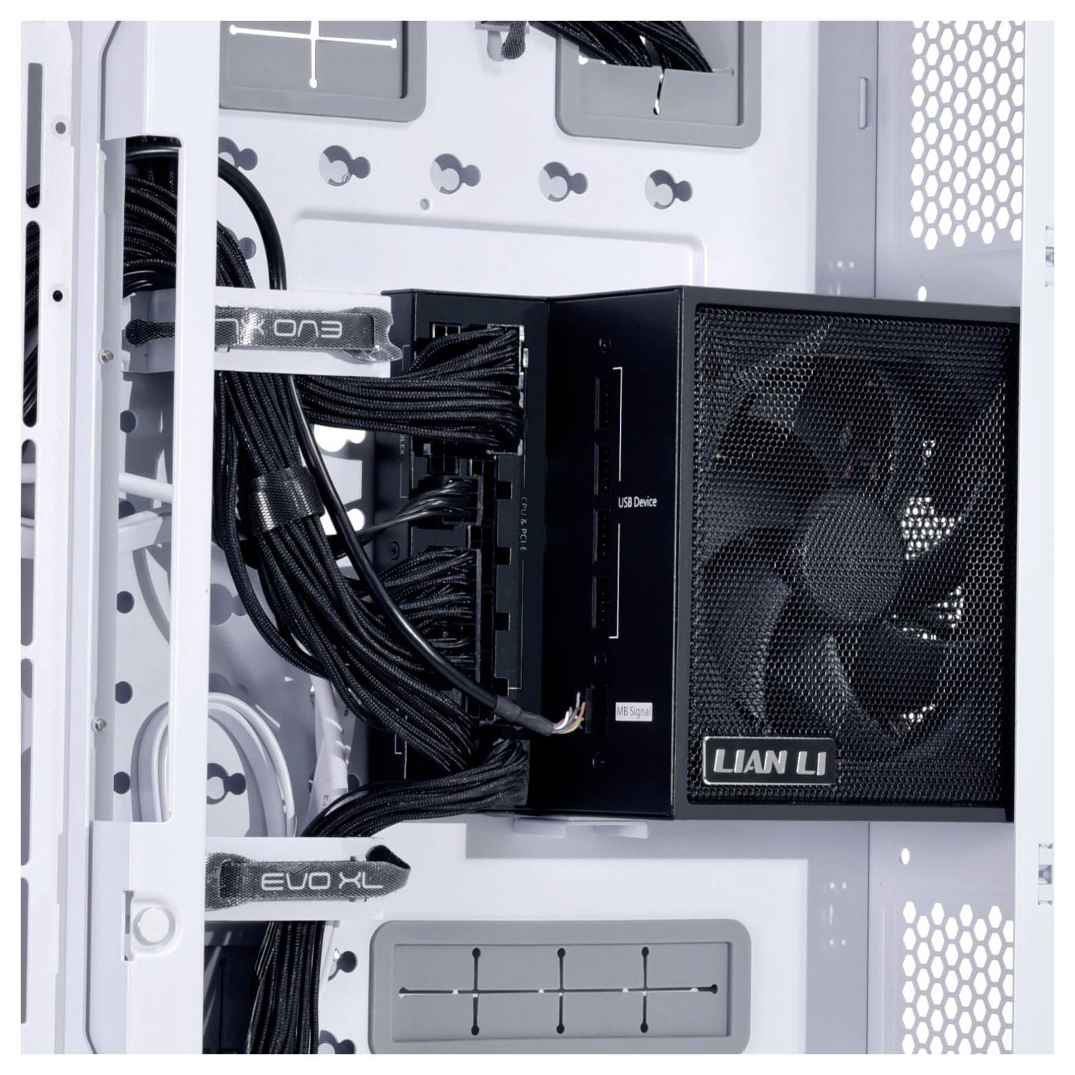 Ein Blick ins Innere eines Lian Li PC-Gehäuses, der ein Netzteil mit sorgfältig organisierten Kabeln zeigt und dabei akribische Kabelverwaltung betont.