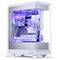 Ein schlanker weißer Desktop-Computer mit einem transparenten Seitenpanel, das Wasserkühlung und farbenfrohe LED-Beleuchtung präsentiert, entworfen von Phanteks.