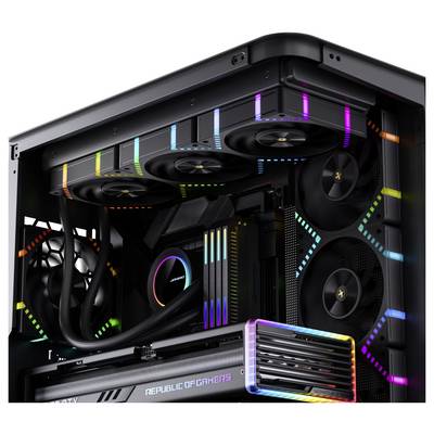 Ein Gaming-PC mit bunter RGB-Beleuchtung, ausgestattet mit großen Lüftern, Kühlschläuchen und der „Republic of Gamers"-Markierung auf der Grafikkarte.