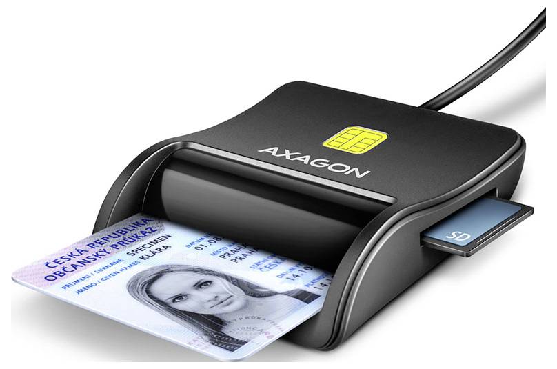 „Axagon"-Kartenleser in Gebrauch, der einen Personalausweis mit sichtbarem Foto und einer eingesetzten SD-Karte liest.