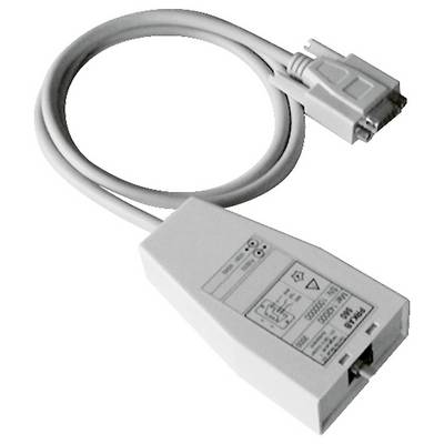 Ein weißes Kabel mit einem DB9-Anschluss an einem Ende und einem größeren rechteckigen Adapter am anderen Ende, versehen mit einer Beschriftung mit technischen Spezifikationen.