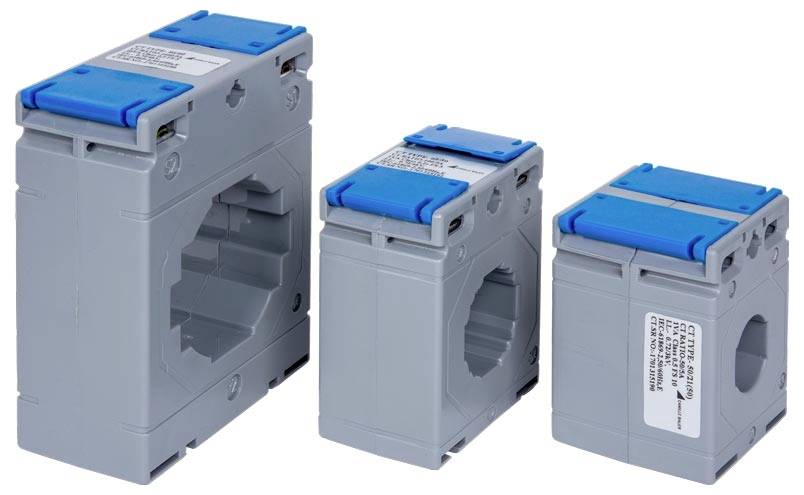 Drei graue und blaue industrielle Stromwandler unterschiedlicher Größen, jeweils mit quadratischen Öffnungen, die zur elektrischen Messung verwendet werden.