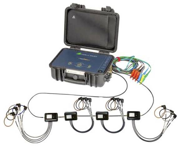 Schwarzen Koffer öffnen mit elektronischer Vorrichtung, angeschlossenen Kabeln und mehreren in einer Reihe angeordneten Sensoren, verwendet für Tests oder Messungen.