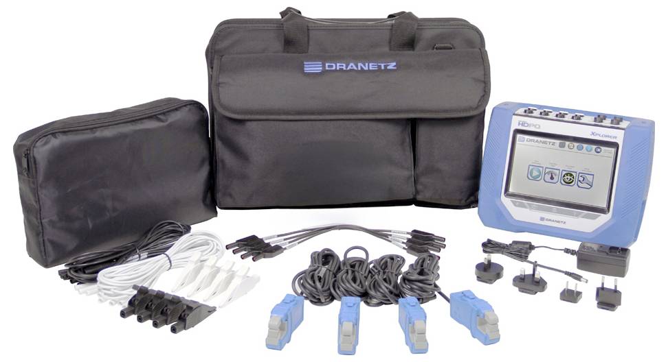 Tragbares DRANETZ-Testset mit Tragetaschen, einem tragbaren Messgerät, verschiedenen Kabeln, Clips und Adaptern auf weißem Hintergrund angeordnet.