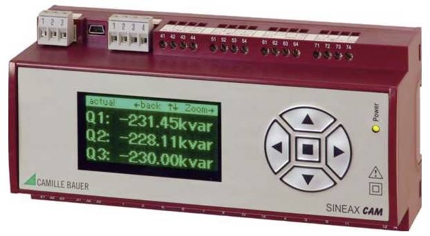 Ein rotes elektrisches Messgerät, das Blindleistungsmessungen anzeigt: 'Q1: -231,45 kvar', 'Q2: -228,11 kvar', 'Q3: -230,00 kvar'.