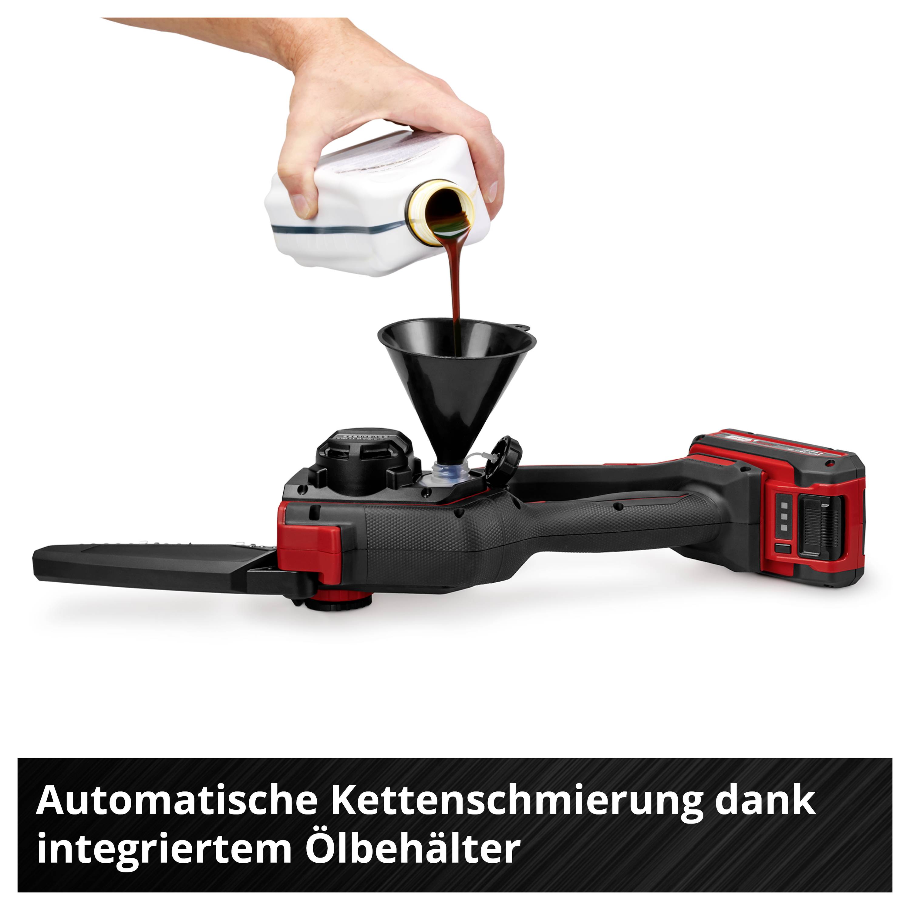 Ein Akku-Werkzeug wird mit Öl gefüllt; Text: 'Automatische Kettenschmierung dank integriertem Ölbehälter'.