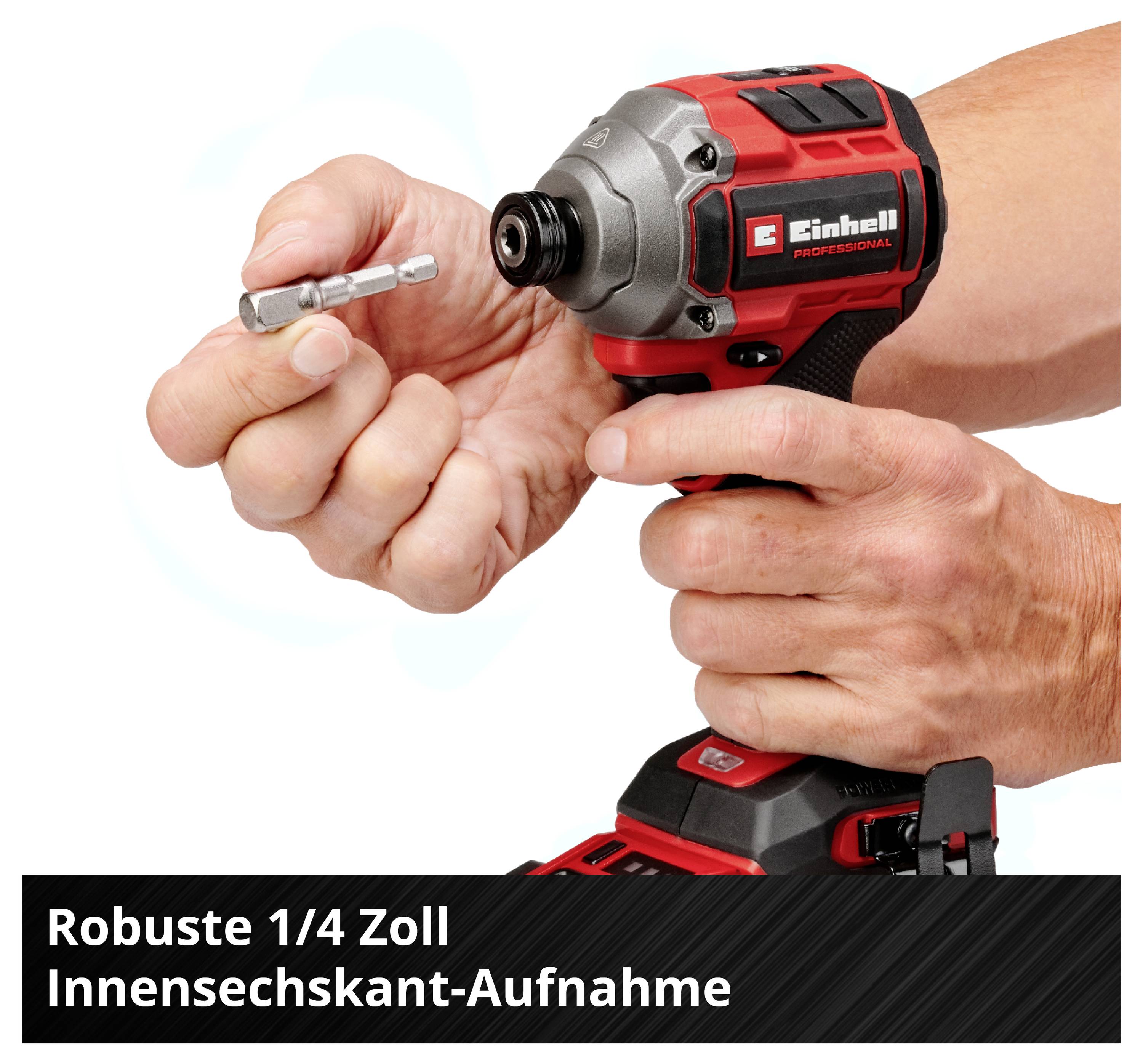 'Person hält einen roten Akkuschrauber, montiert einen Schraubenaufsatz, robuste 1/4 Zoll Innensechskant-Aufnahme, Markenname sichtbar.'