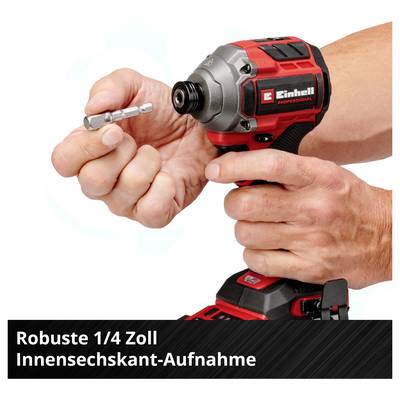 'Person hält einen roten Akkuschrauber, montiert einen Schraubenaufsatz, robuste 1/4 Zoll Innensechskant-Aufnahme, Markenname sichtbar.'